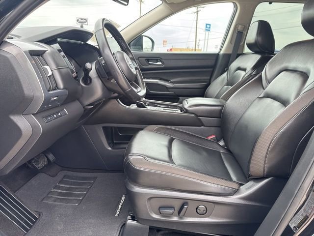 Used 2024 Nissan Pathfinder SL FWD image 2