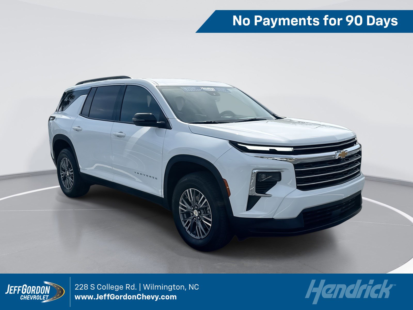 Used 2025 Chevrolet Traverse LT FWD image 1