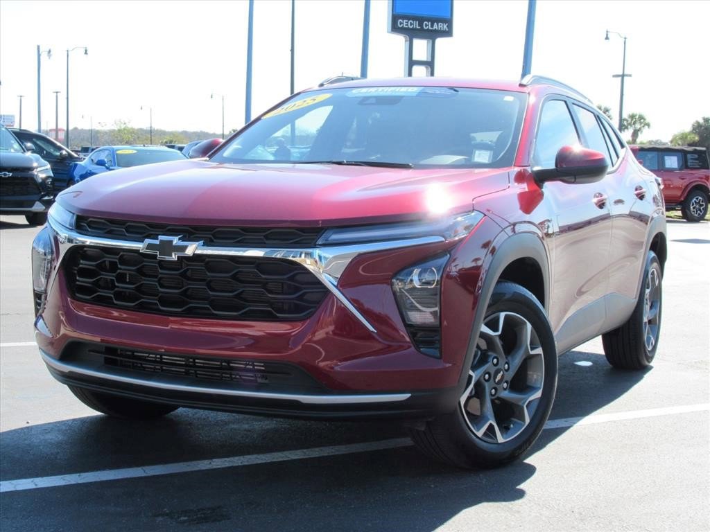 Certified 2025 Chevrolet Trax LT w/ Driver Confidence Package image 3