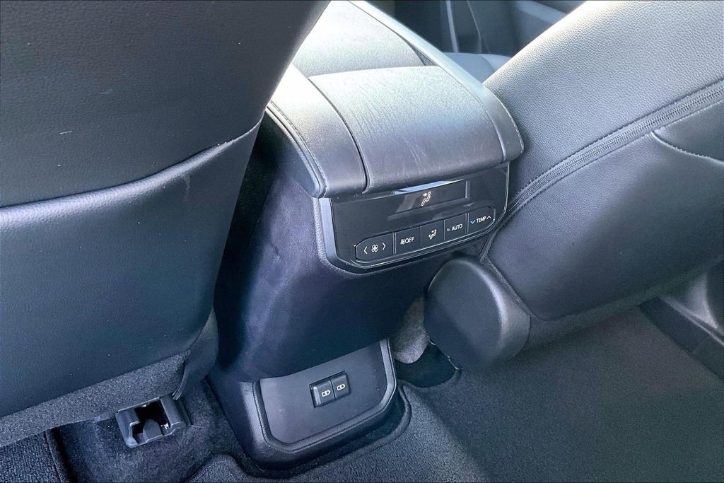 Used 2024 Toyota Highlander LE image 33