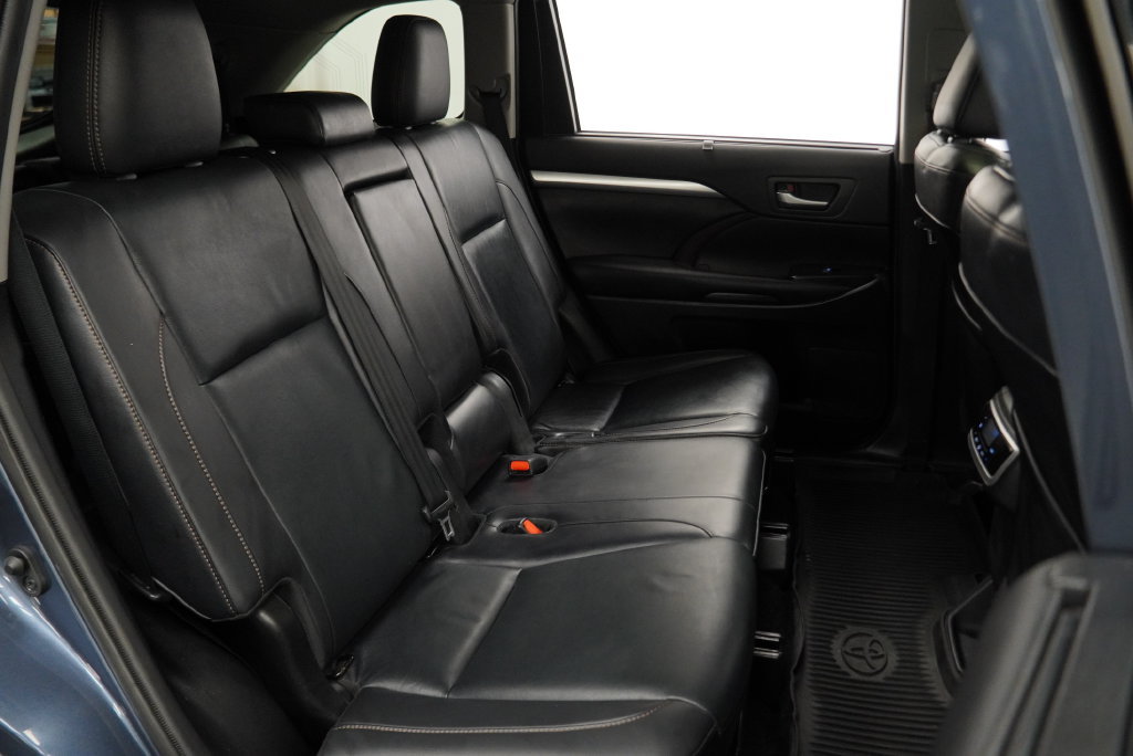 Used 2019 Toyota Highlander XLE AWD/4WD image 39