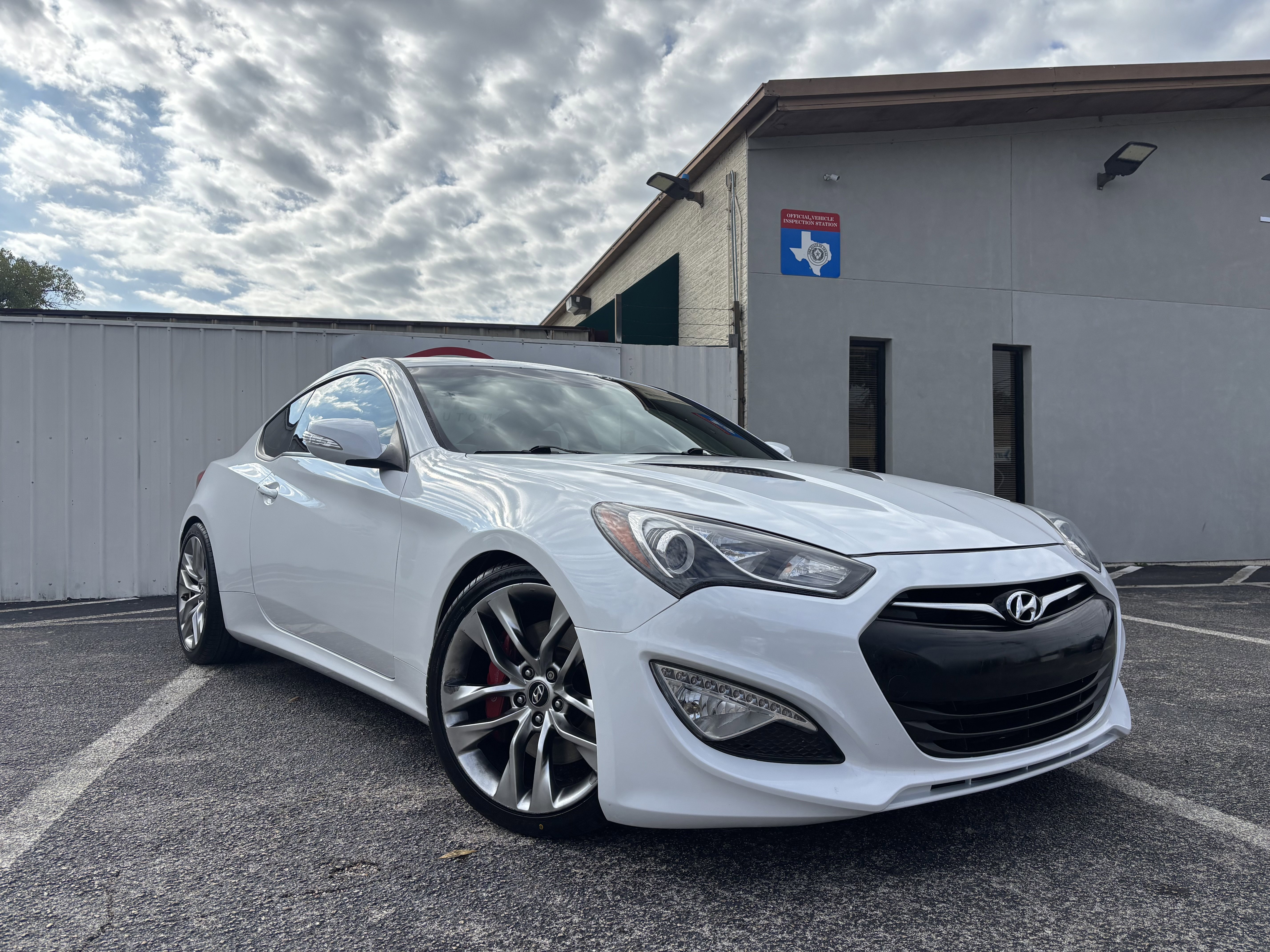 Used 2016 Hyundai Genesis Coupe 3.8 image 7