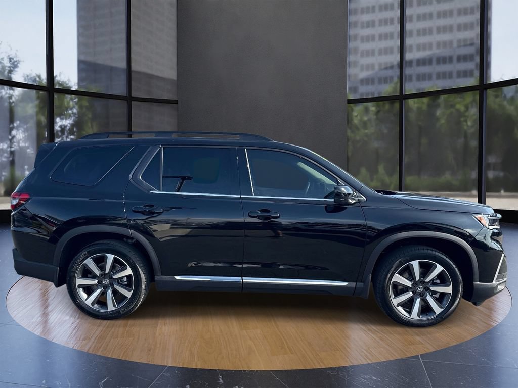Used 2025 Honda Pilot Touring image 2