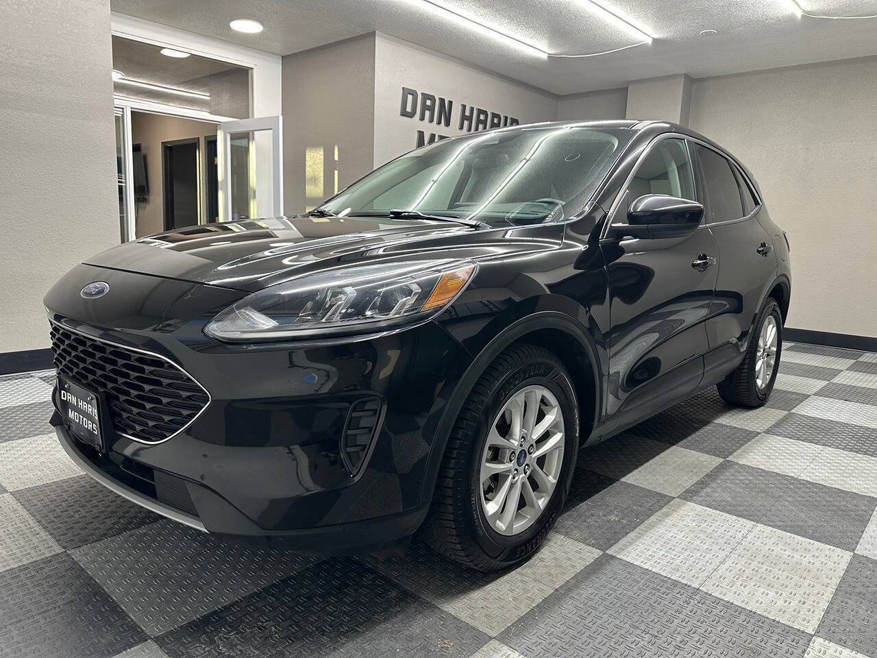 Used 2021 Ford Escape SE image 2