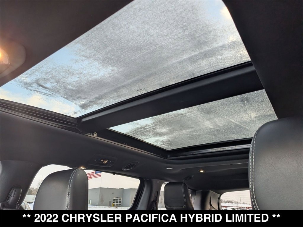 Used 2022 Chrysler Pacifica Limited w/ Uconnect Theater Family Group image 2