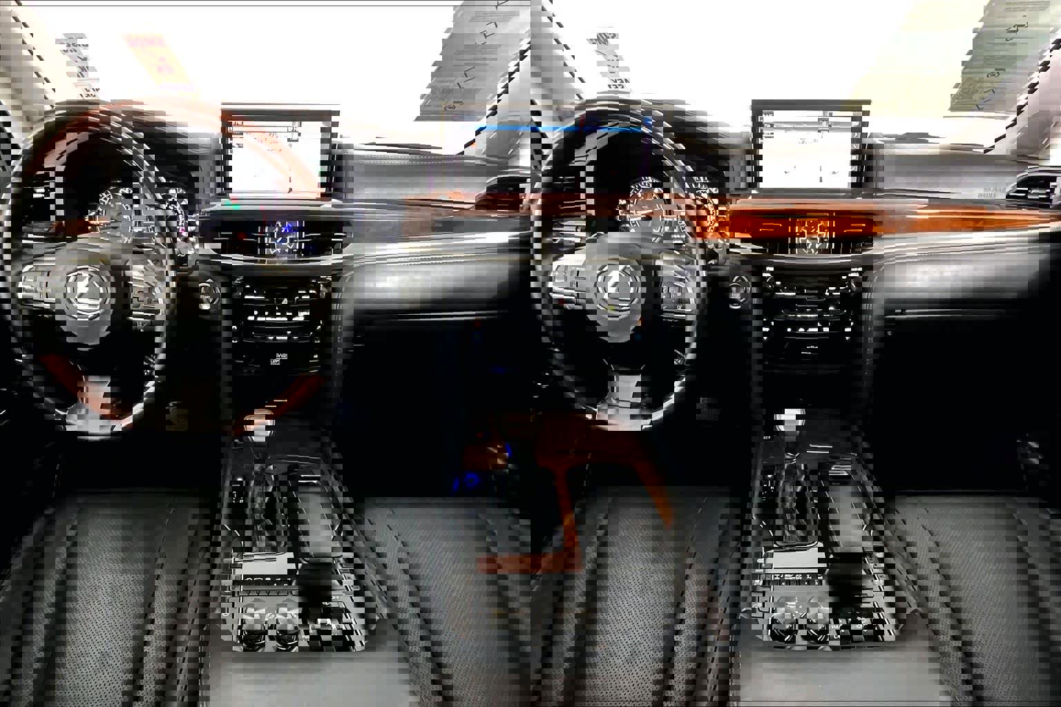 Used 2021 Lexus LX 570 4WD w/ 3rd Row & Luxury Pkg image 14