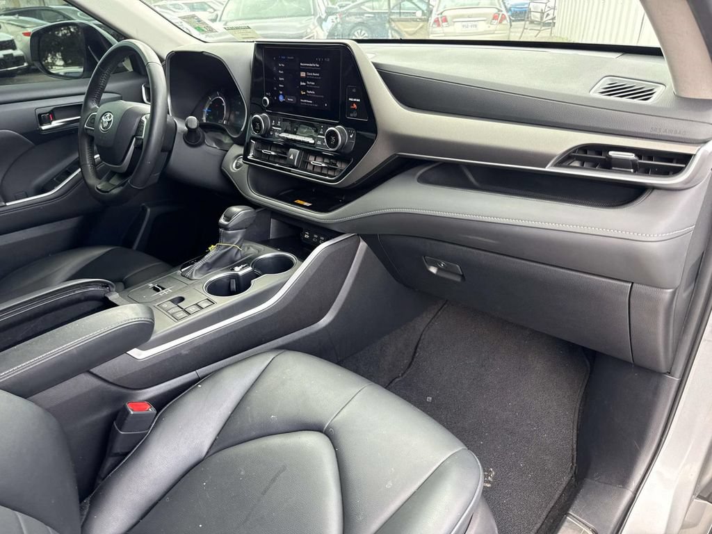 Used 2024 Toyota Highlander XLE FWD image 17