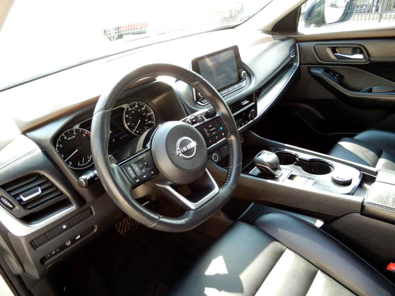 Used 2023 Nissan Rogue SV w/ SV Premium B Package image 12