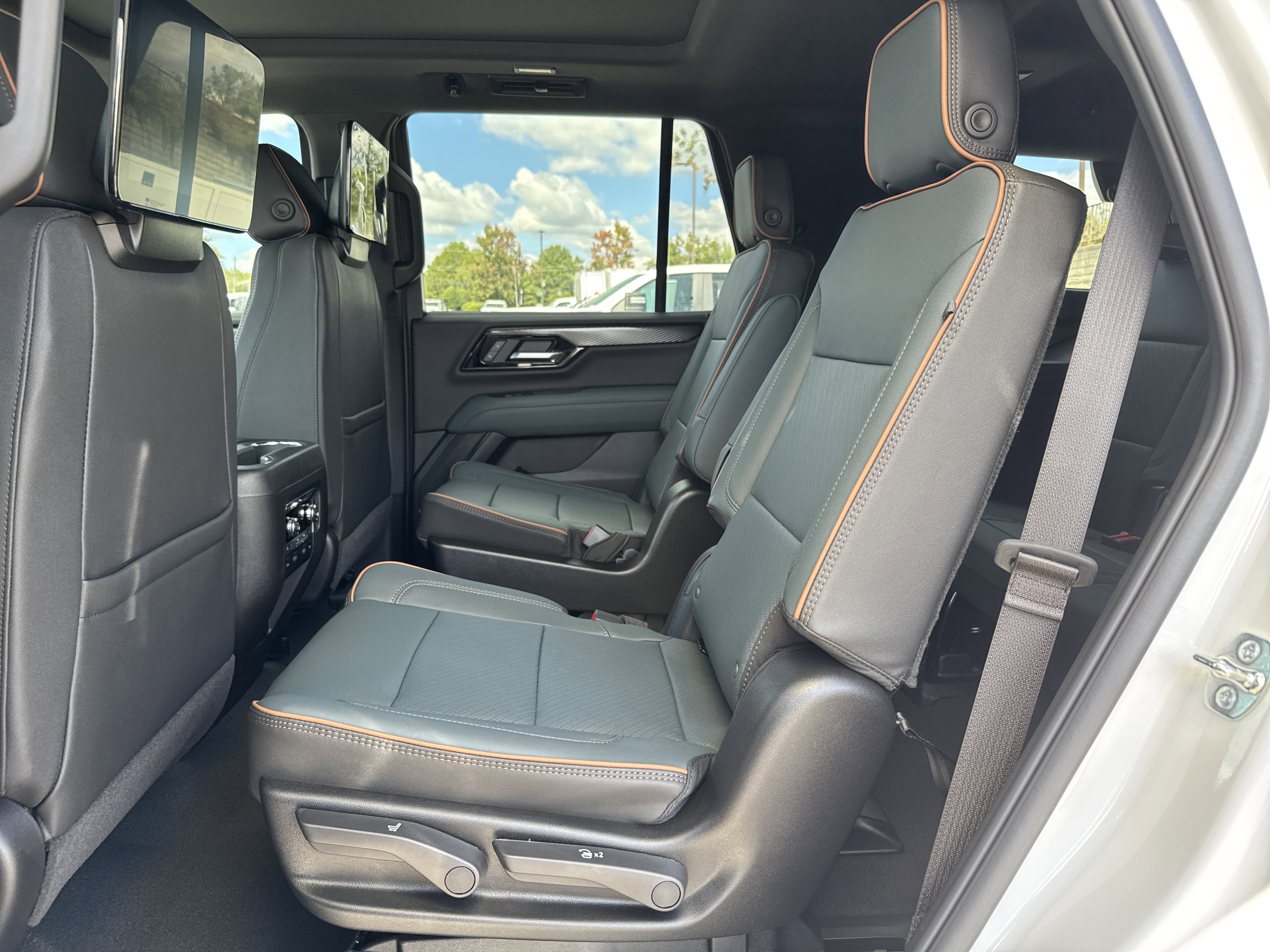 New 2026 GMC Yukon AT4 w/ AT4 Premium Plus Package image 32
