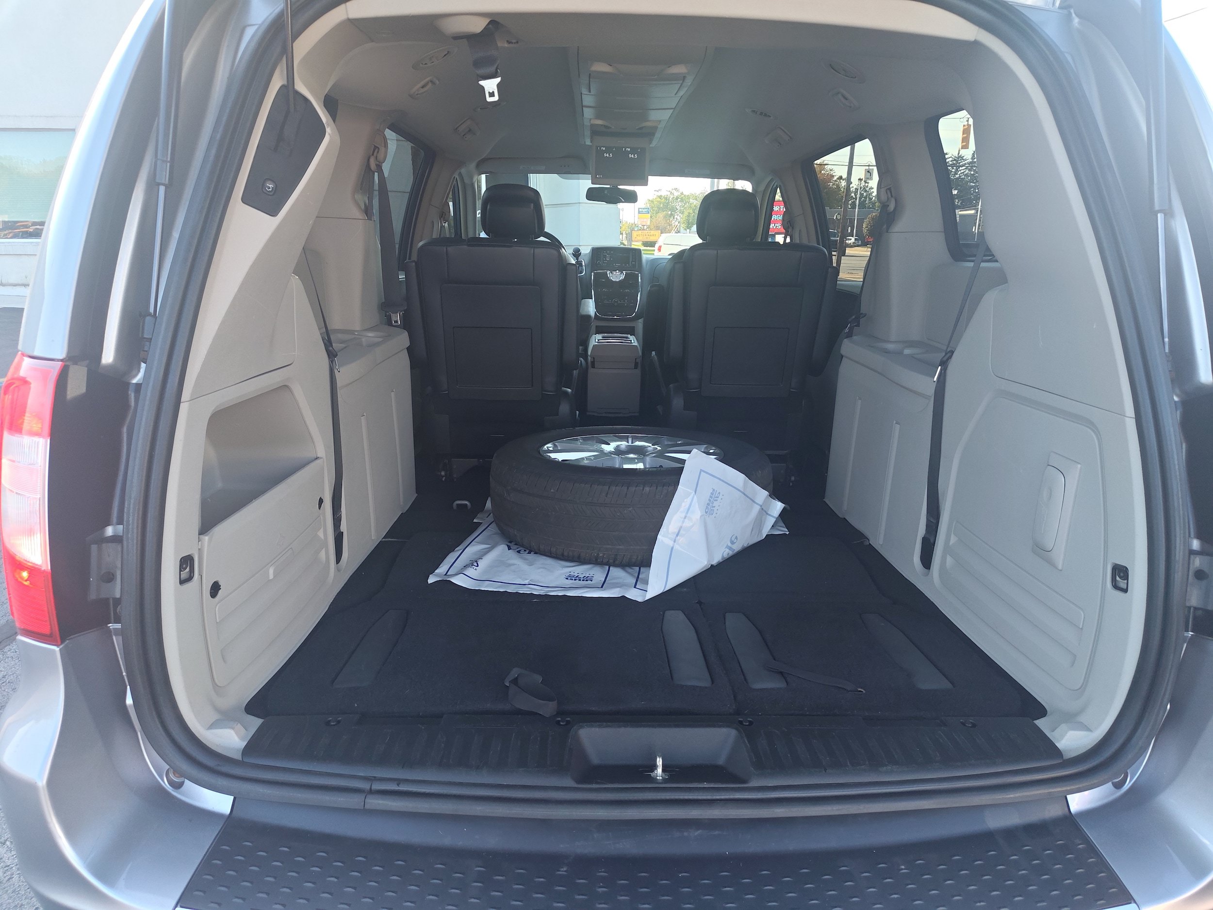Used 2014 Chrysler Town & Country Touring FWD image 21