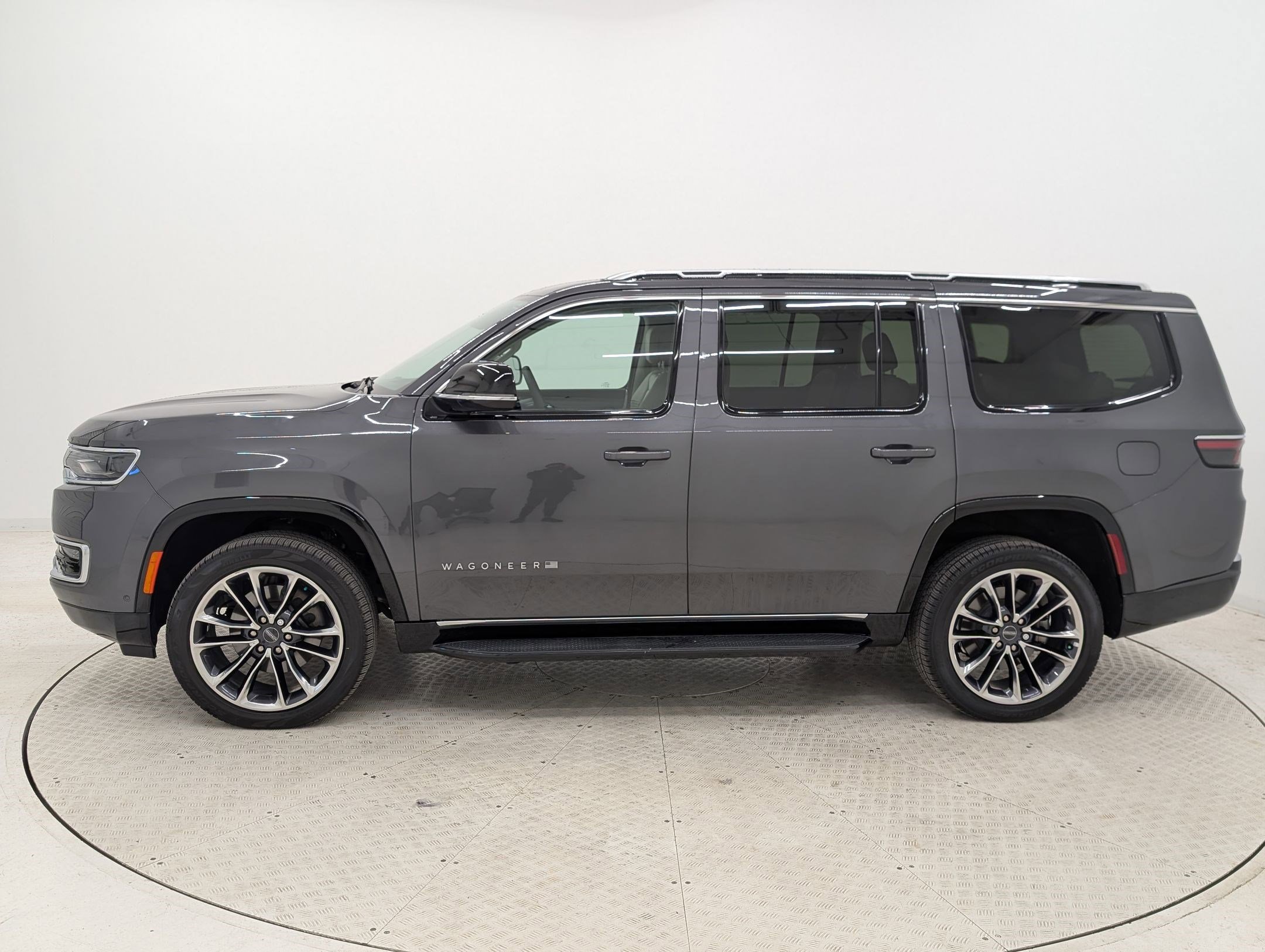 Used 2023 Jeep Wagoneer Series III w/ Preferred Equipment Group image 2