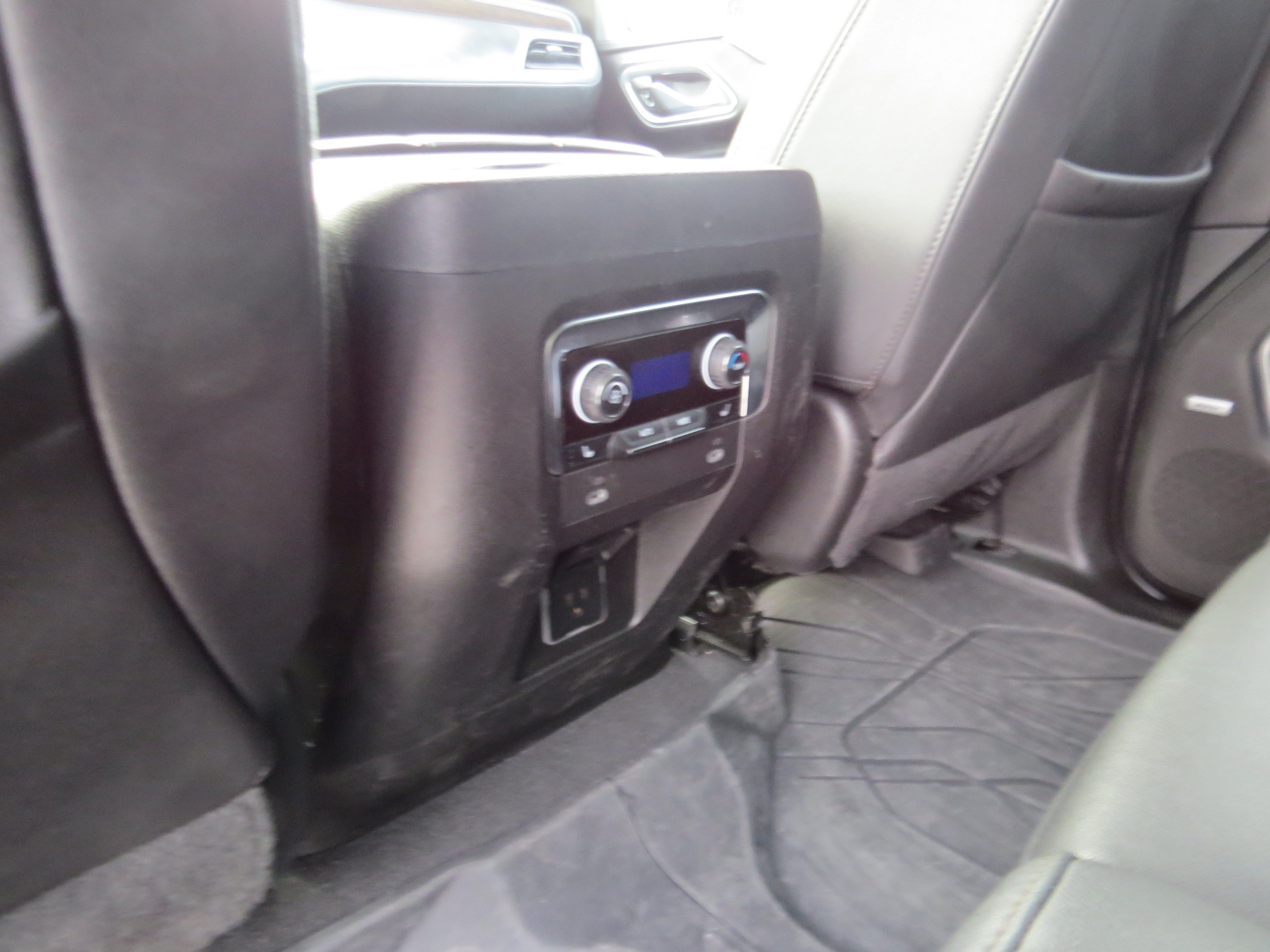 Used 2023 Chevrolet Suburban High Country RWD image 15