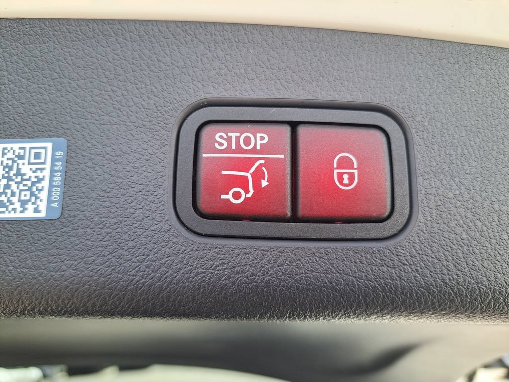 Used 2024 Mercedes-Benz GLC 300 4MATIC image 22