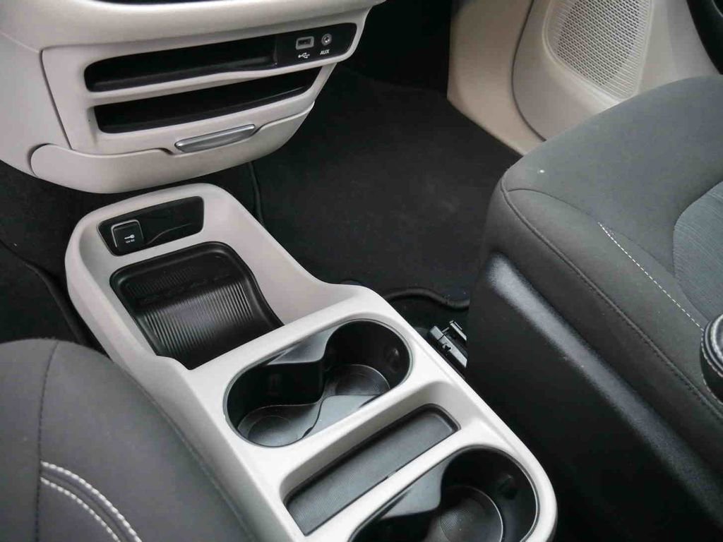 Used 2020 Chrysler Voyager LX image 26