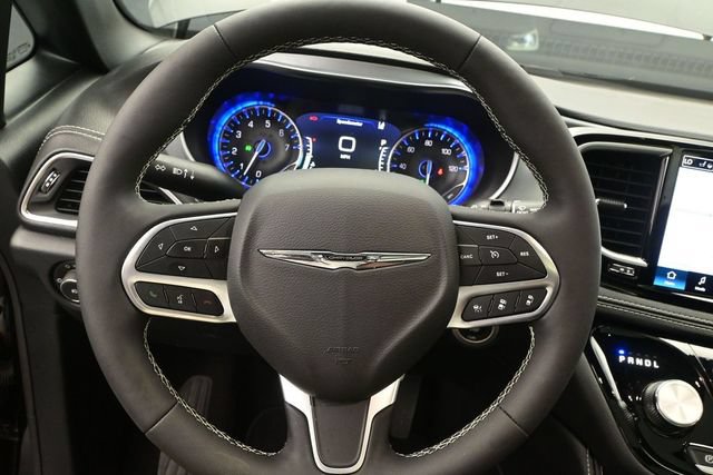 Used 2026 Chrysler Pacifica Limited FWD image 7