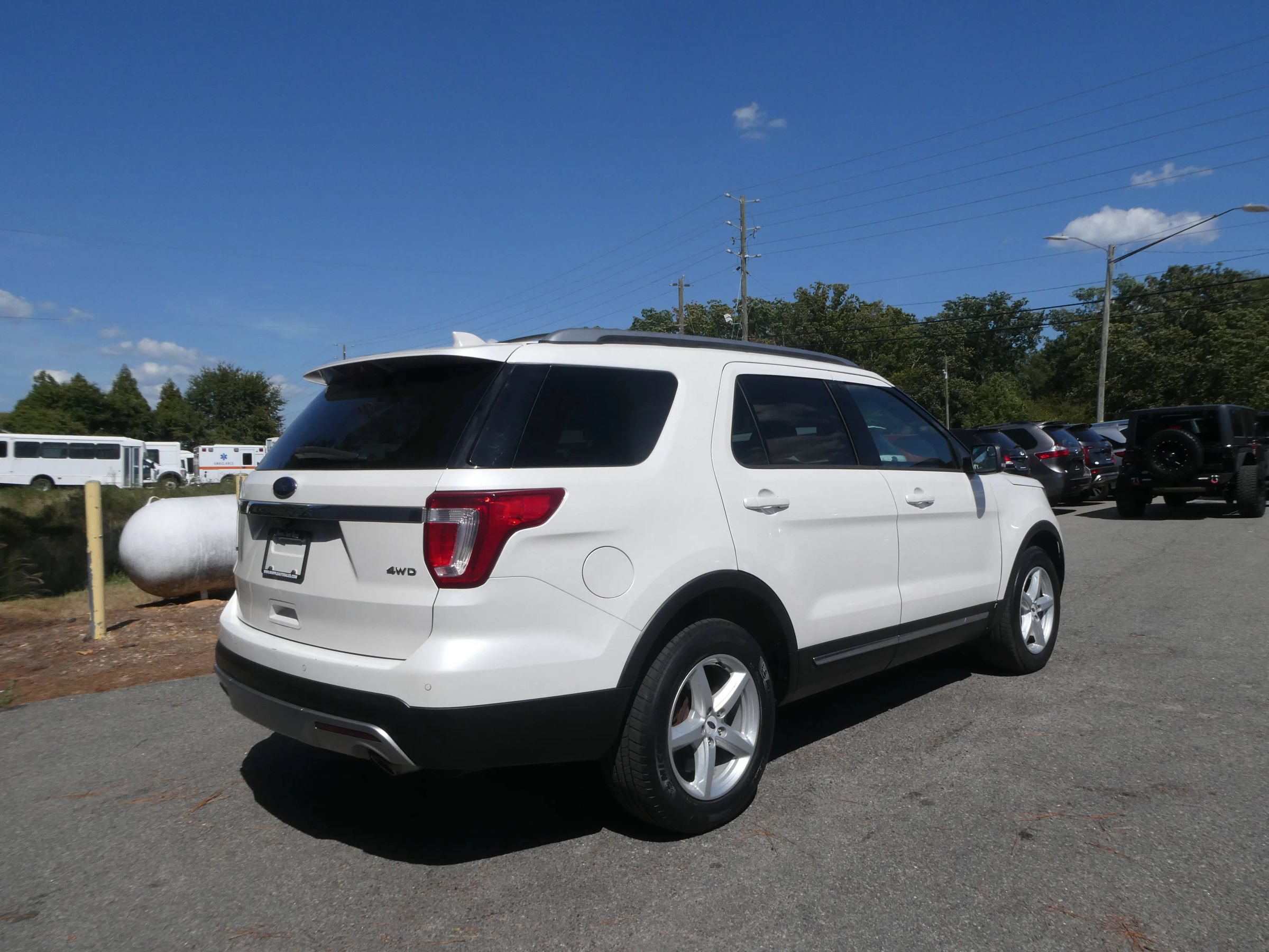 Used 2016 Ford Explorer XLT w/ Equipment Group 202A AWD/4WD image 5