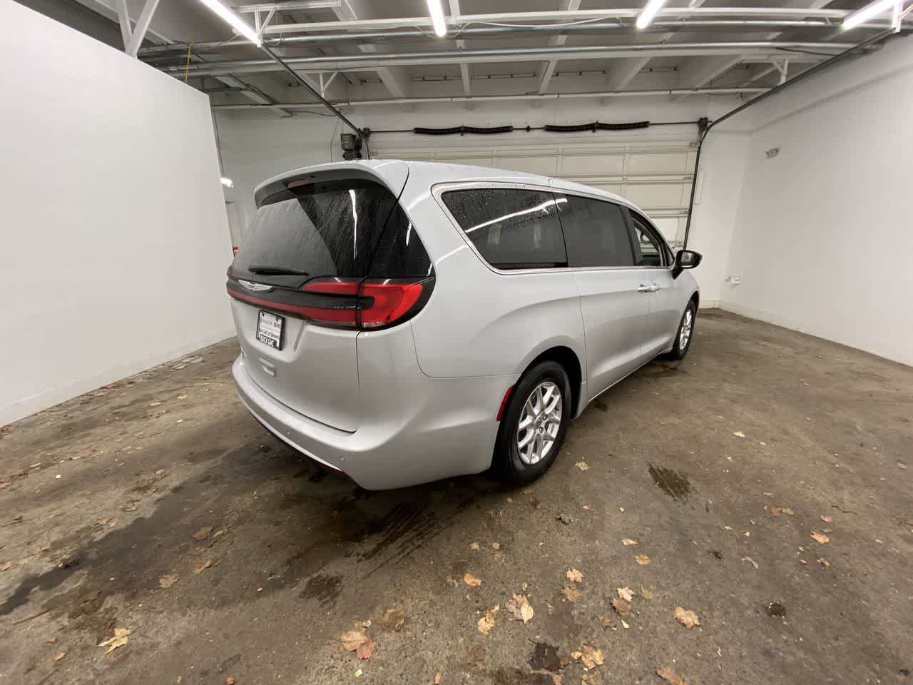 Used 2024 Chrysler Pacifica Touring-L FWD image 6
