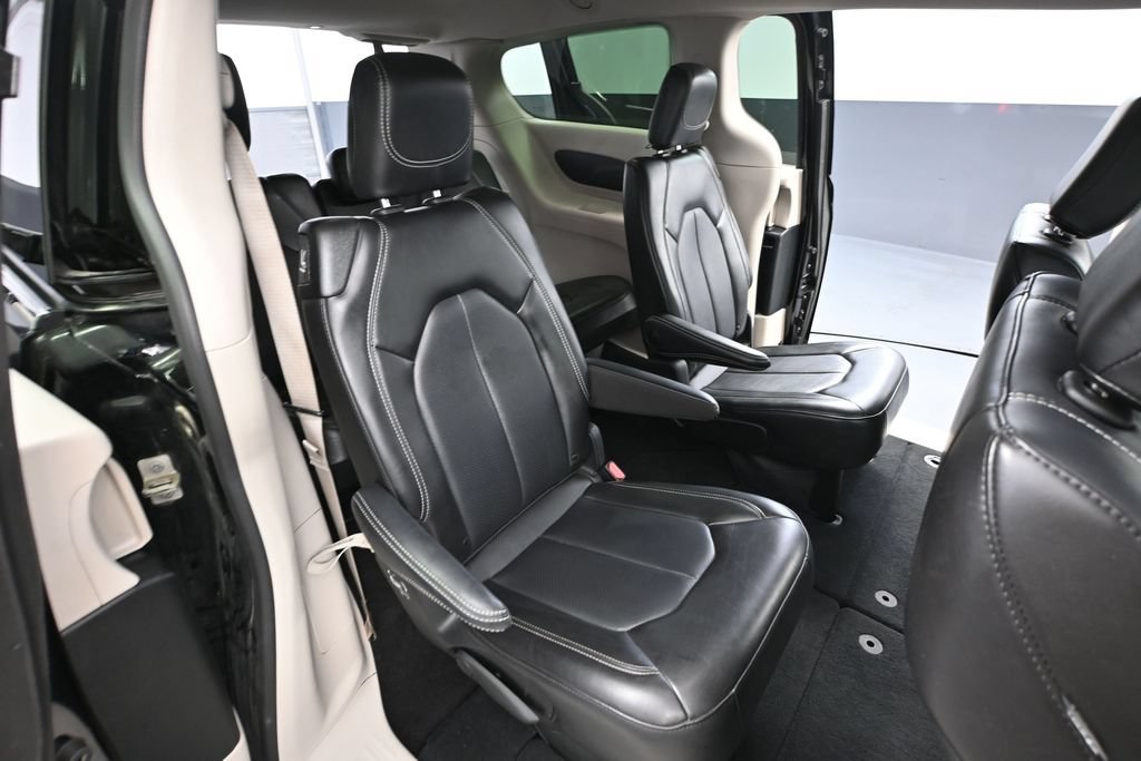 Used 2024 Chrysler Pacifica Touring-L FWD image 34