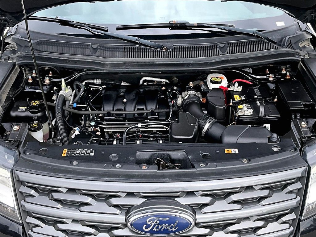 Used 2019 Ford Explorer XLT w/ XLT Sport Appearance Package AWD/4WD image 11