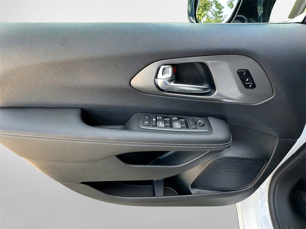 New 2026 Chrysler Pacifica Select image 20