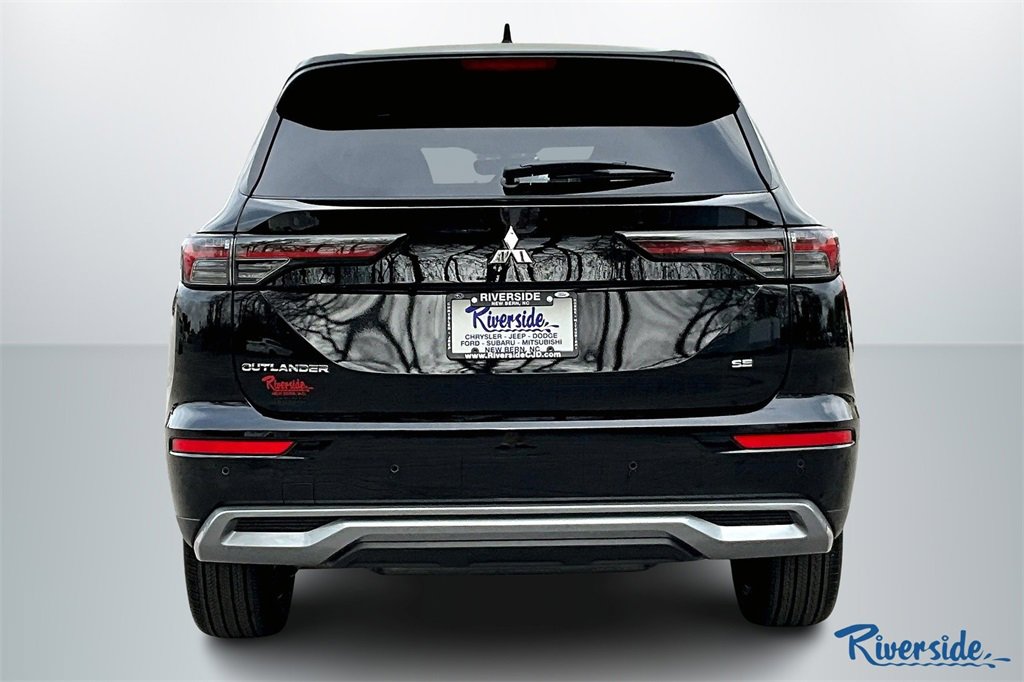 New 2025 Mitsubishi Outlander SE image 4