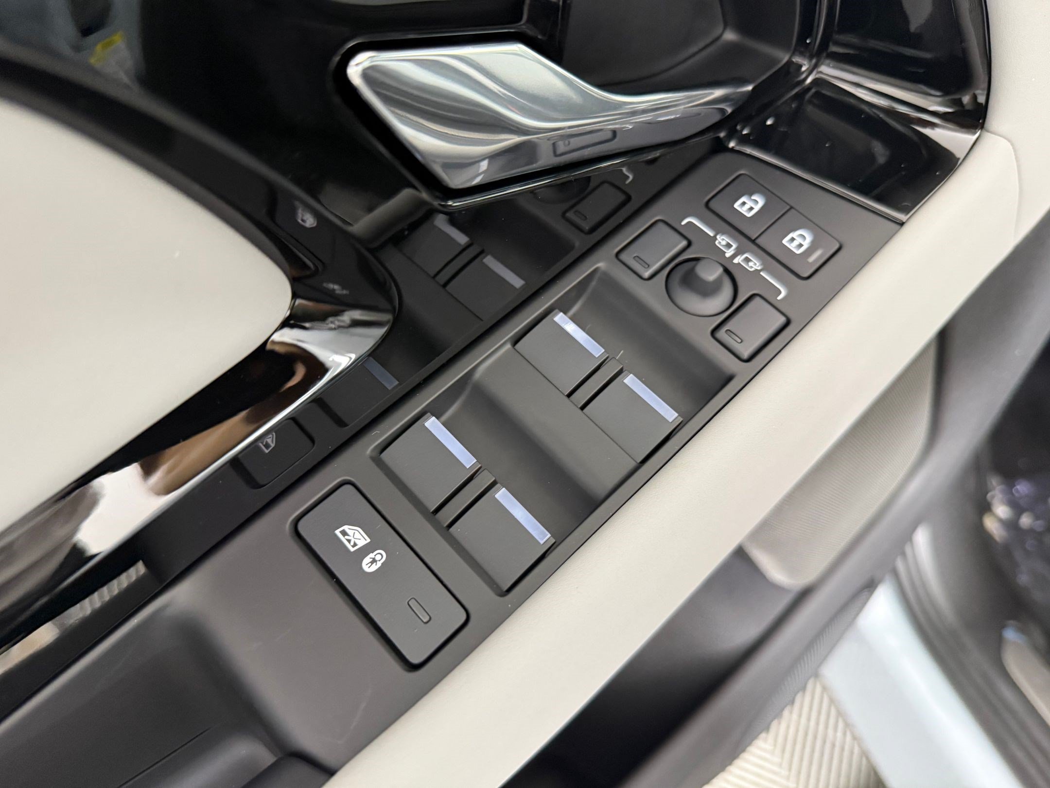 New 2026 Land Rover Range Rover Evoque Hoxton AWD/4WD image 25