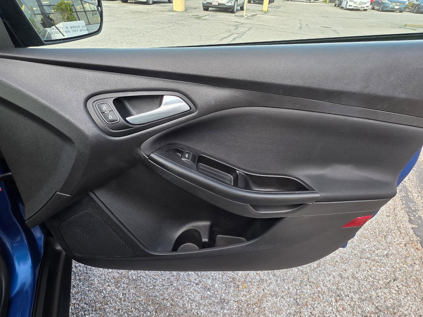 Used 2018 Ford Focus SE w/ Cold Weather Package FWD image 23