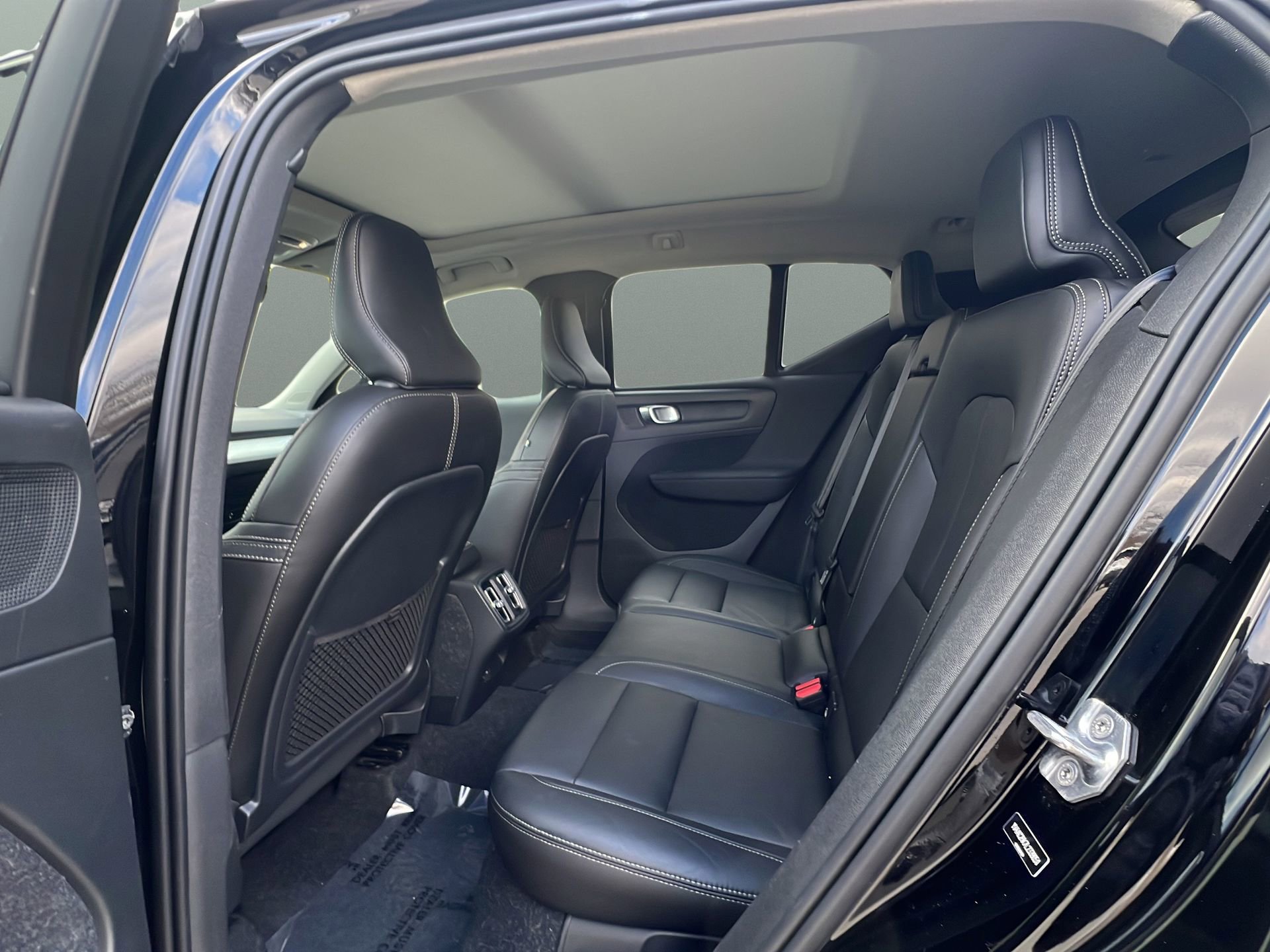 Used 2020 Volvo XC40 T4 Momentum w/ Premium Package image 17