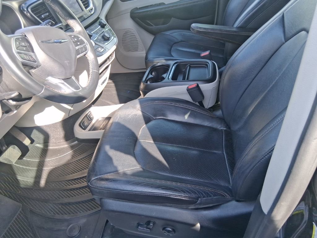 Used 2018 Chrysler Pacifica Touring-L FWD image 12