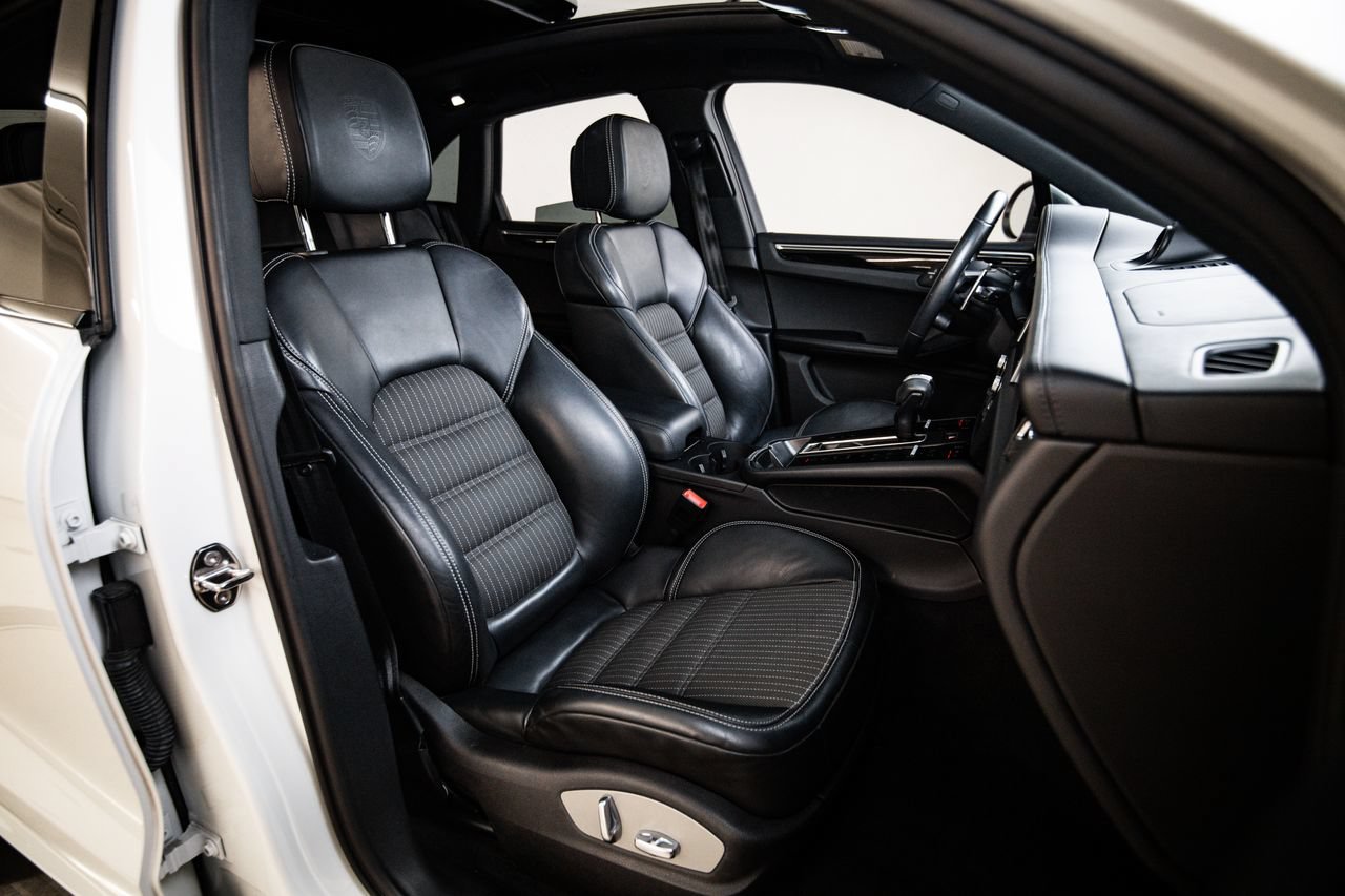 Certified 2024 Porsche Macan Turbo AWD/4WD image 29