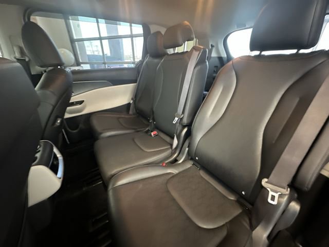 Used 2023 Kia Carnival LX FWD image 25