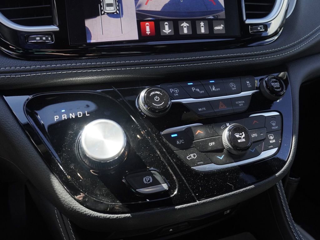 Used 2024 Chrysler Pacifica Limited w/ Uconnect Theater Family Group image 16