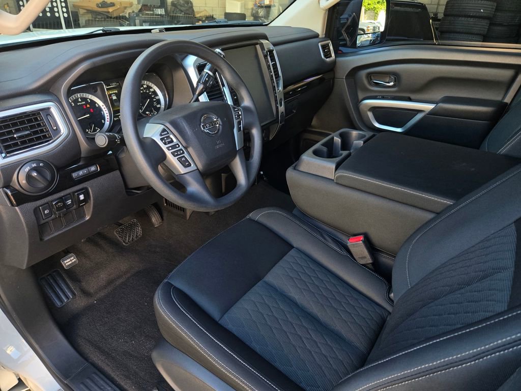 Used 2018 Nissan Titan SV image 12