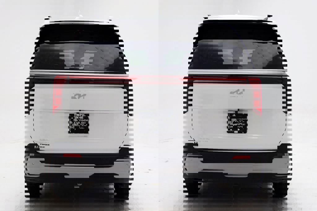 Used 2025 Kia Carnival EX image 8