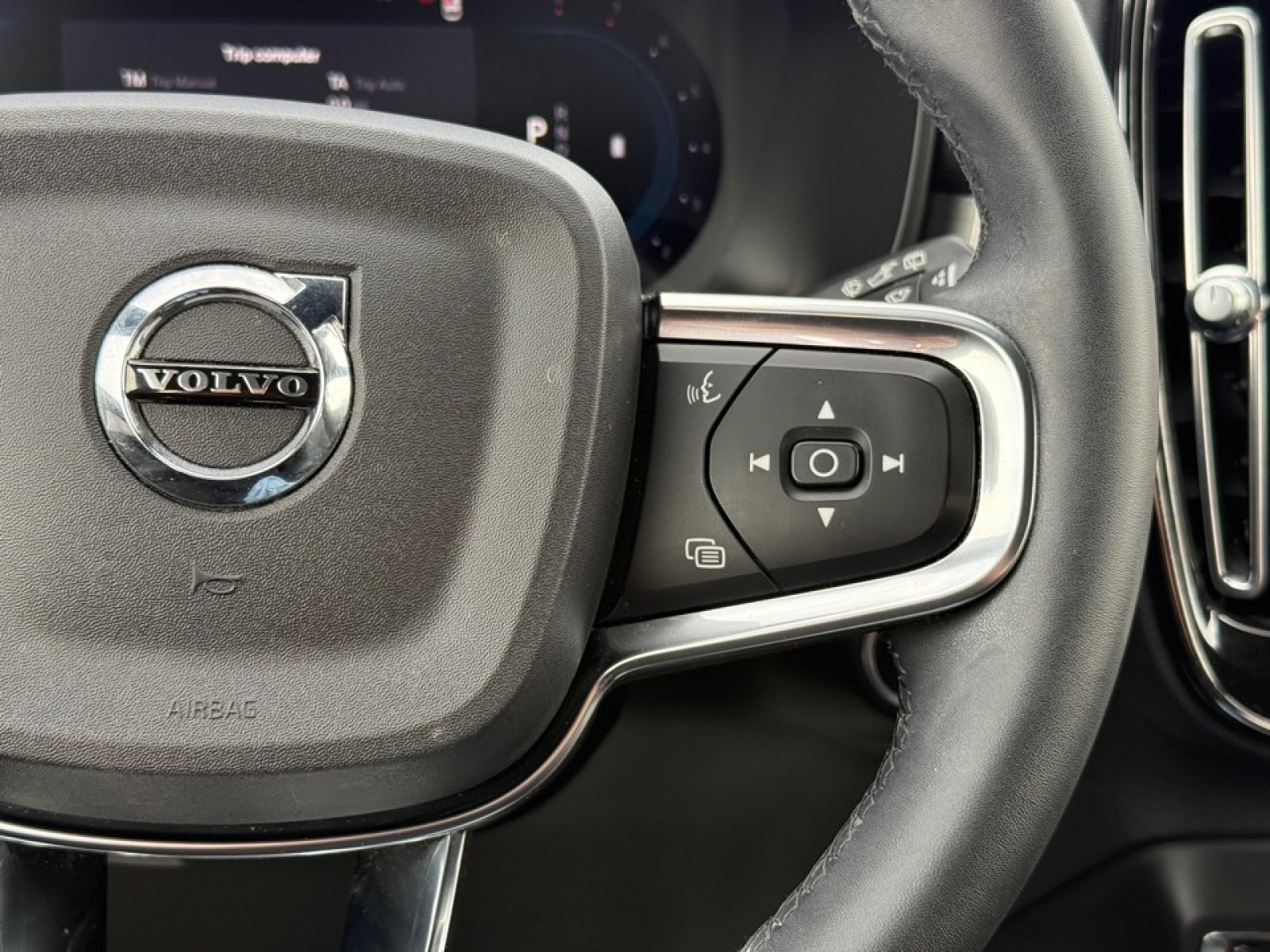 Used 2023 Volvo XC40 B5 Core AWD/4WD image 13