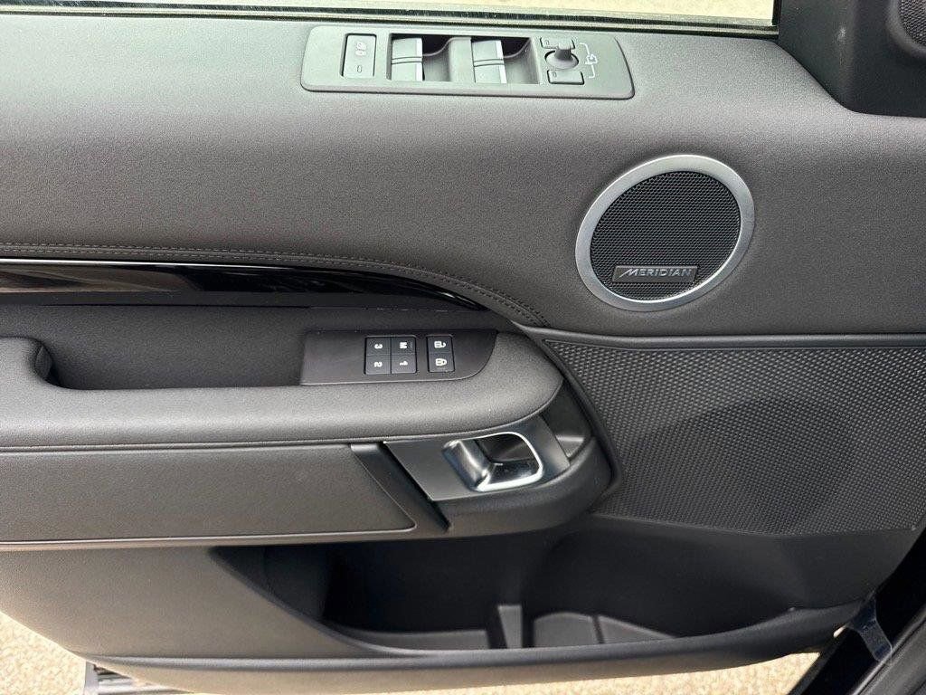 Used 2025 Land Rover Discovery S image 9