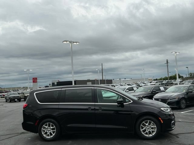 Used 2024 Chrysler Pacifica Touring-L FWD image 2