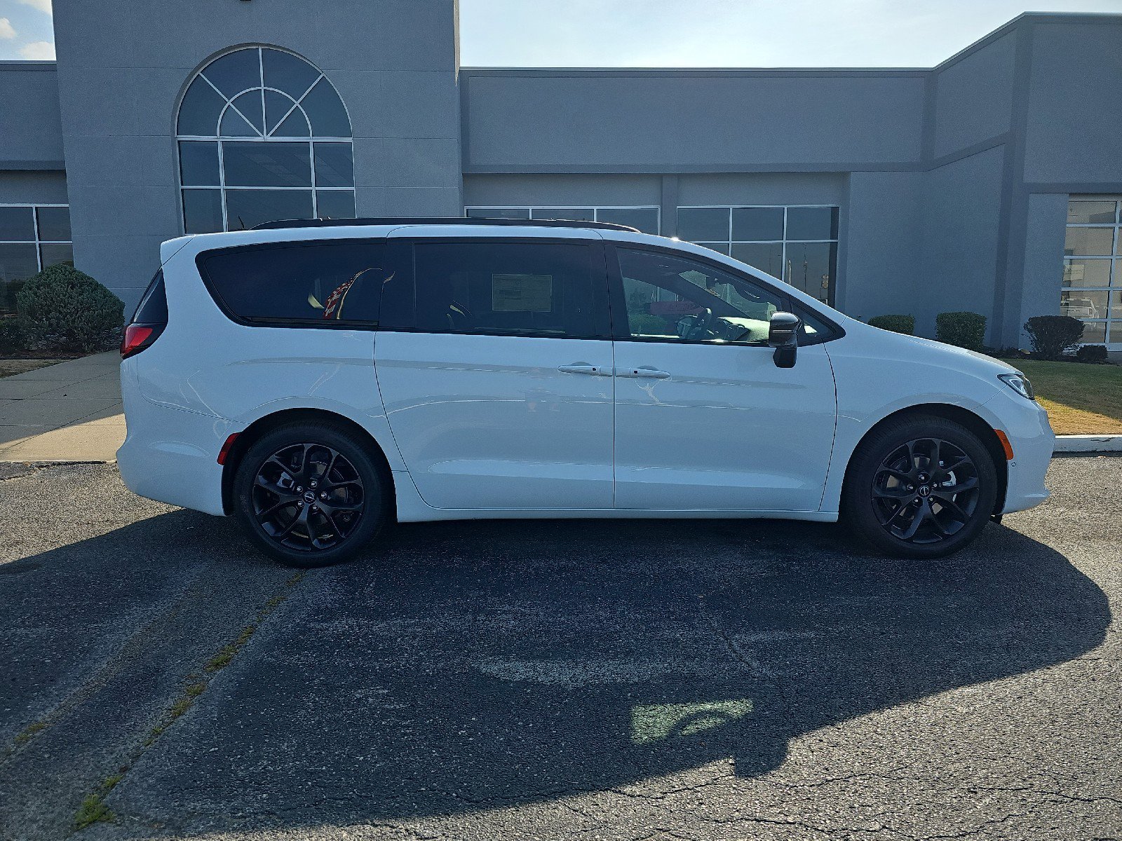 New 2026 Chrysler Pacifica Limited image 5