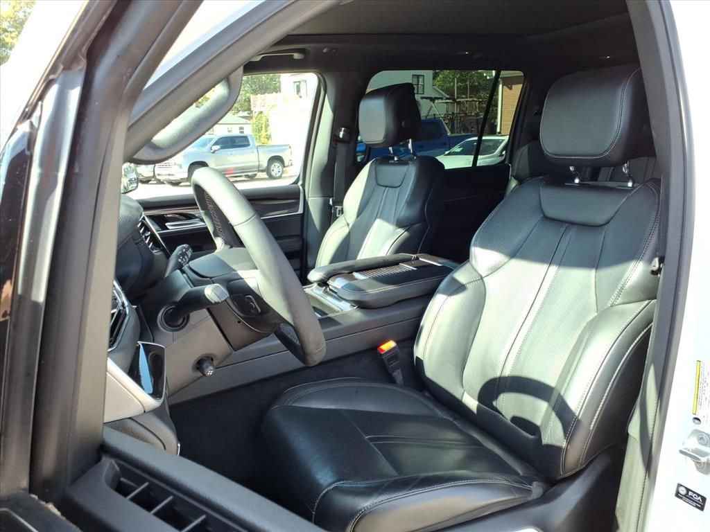 Used 2023 Jeep Wagoneer 4WD w/ Premium Group I image 9