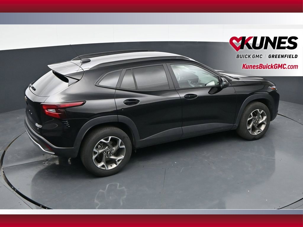 Used 2025 Chevrolet Trax LT w/ LT Convenience Package FWD image 32