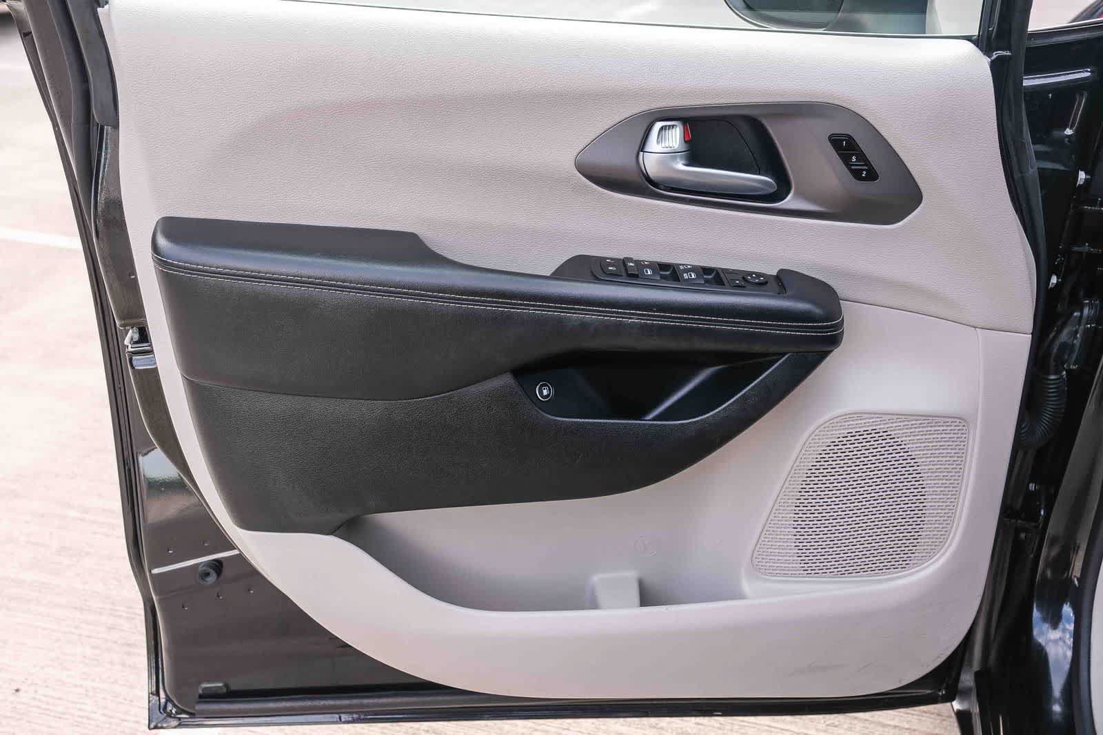 Used 2023 Chrysler Pacifica Touring-L FWD image 24