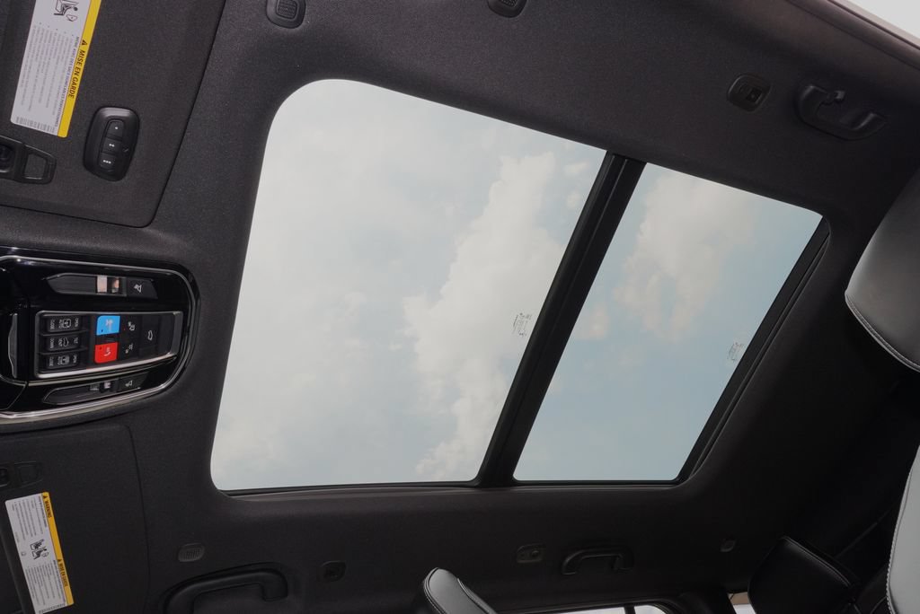 Used 2023 Jeep Grand Cherokee Overland RWD image 10