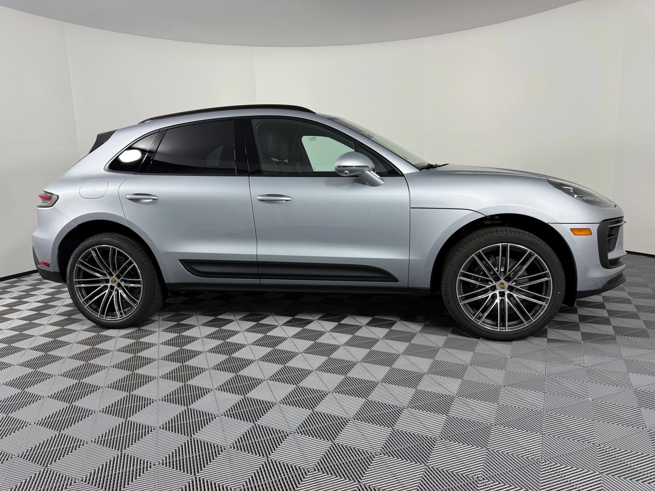 Certified 2026 Porsche Macan AWD/4WD image 8