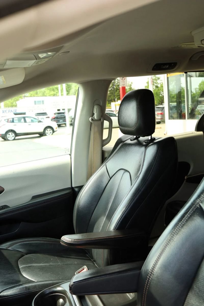 Used 2018 Chrysler Pacifica Touring-L FWD image 17