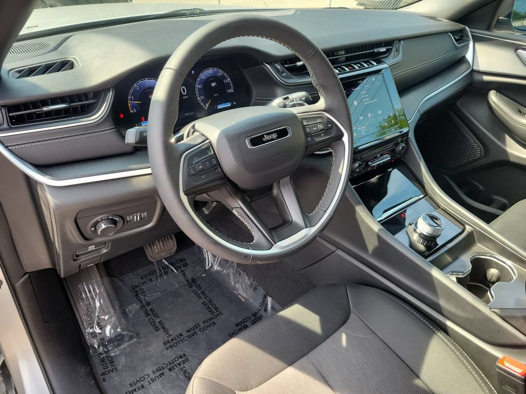 Certified 2025 Jeep Grand Cherokee Laredo AWD/4WD image 15