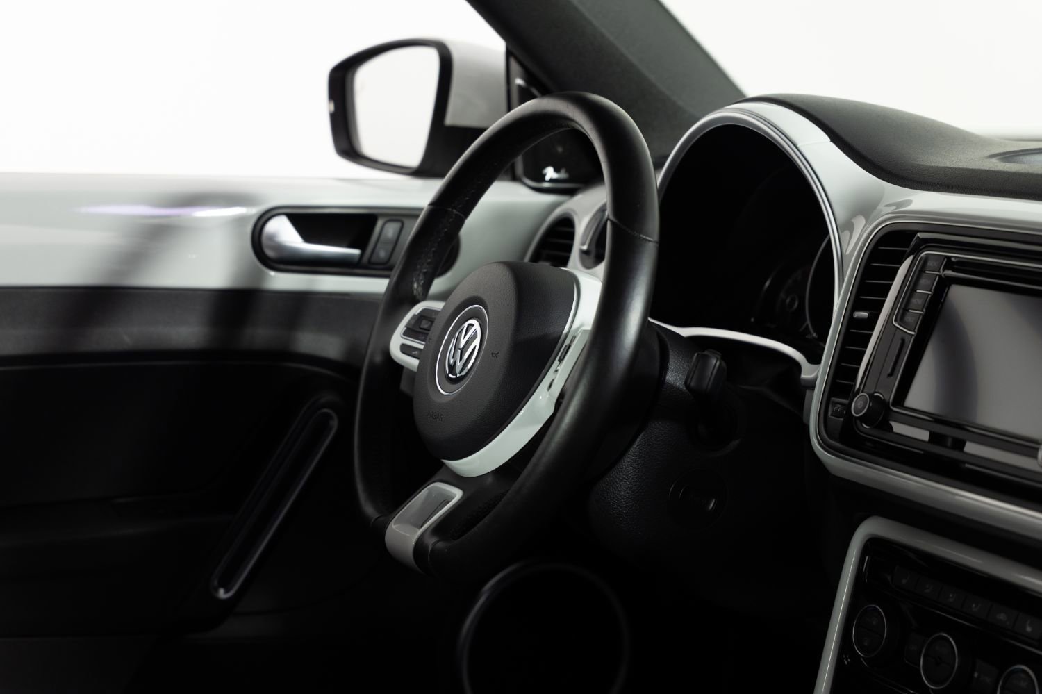 Used 2019 Volkswagen Beetle 2.0T SE w/ SE Premium Package FWD image 18