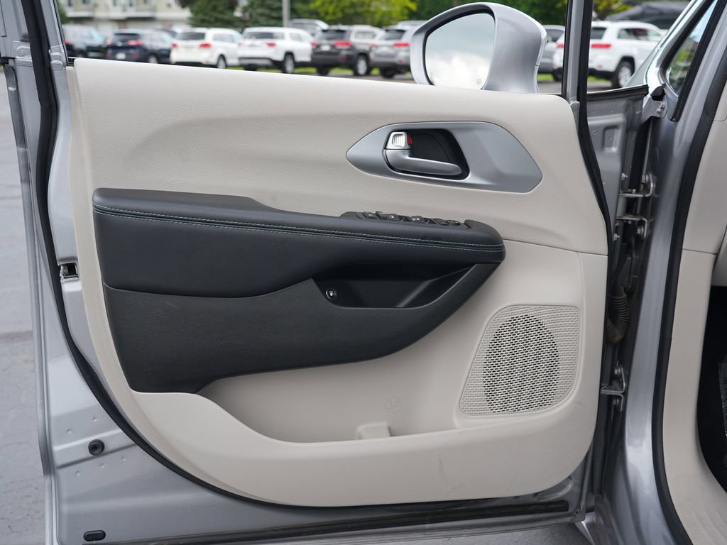 Used 2017 Chrysler Pacifica Touring Plus FWD image 14