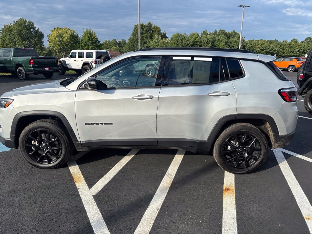 Used 2025 Jeep Compass Latitude w/ Altitude Special Edition AWD/4WD image 6