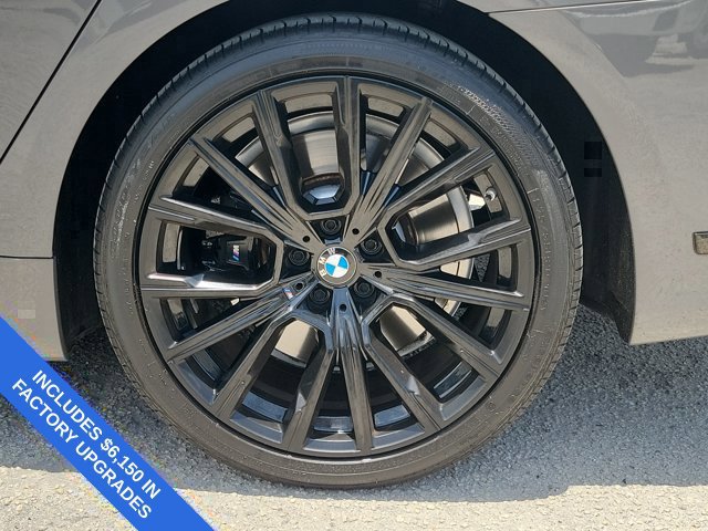 Used 2022 BMW 740i w/ M Sport Package RWD image 9