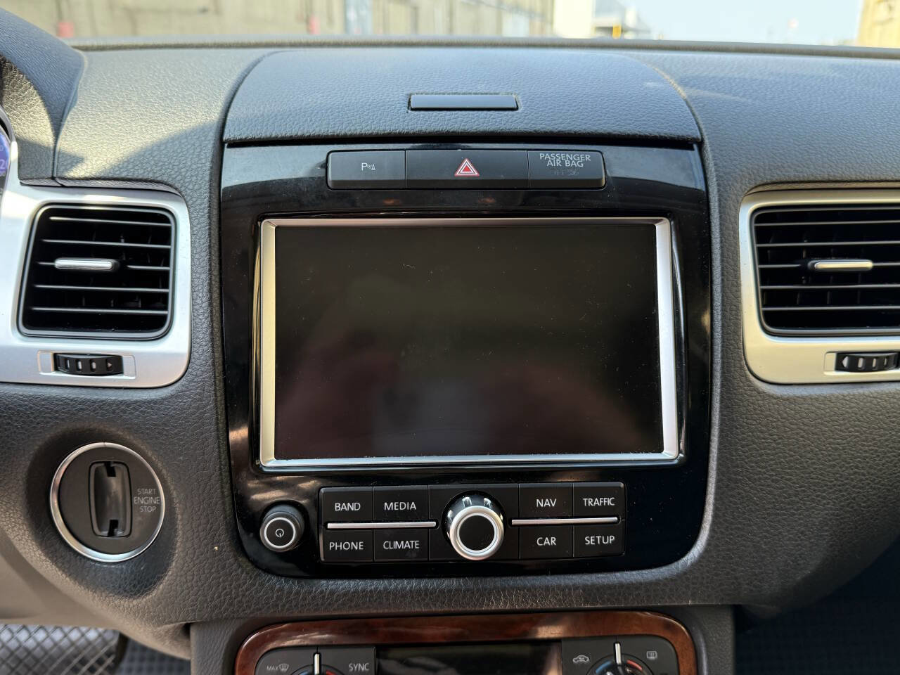 Used 2012 Volkswagen Touareg Sport image 32